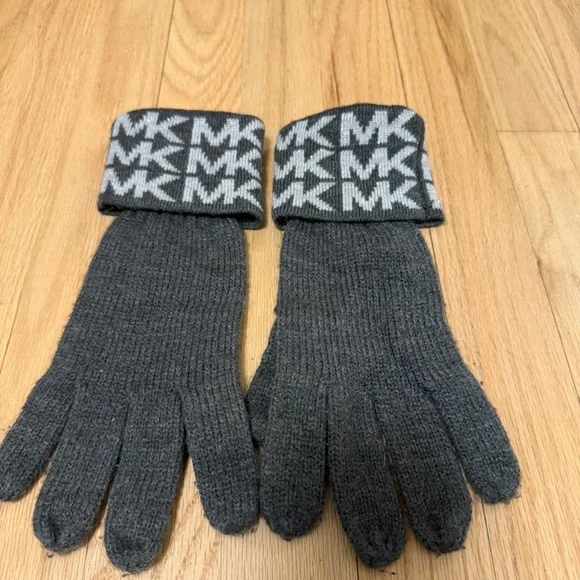 MICHAEL Michael Kors Women’s Acrylic Knit Charcoal Gray Monogram Gloves - Picture 2 of 6
